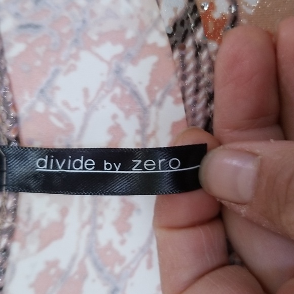 Sz L Snakeskin Sparkle Top - Picture 7 of 10